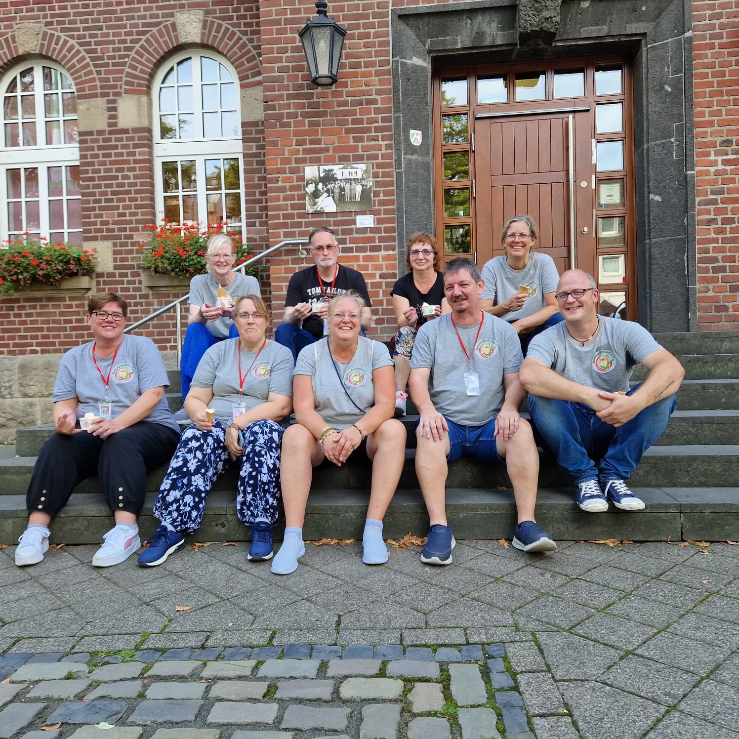 Unser Team vereint auf der Treppe